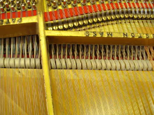 Hammers aligned to strings Hammers aligned to strings